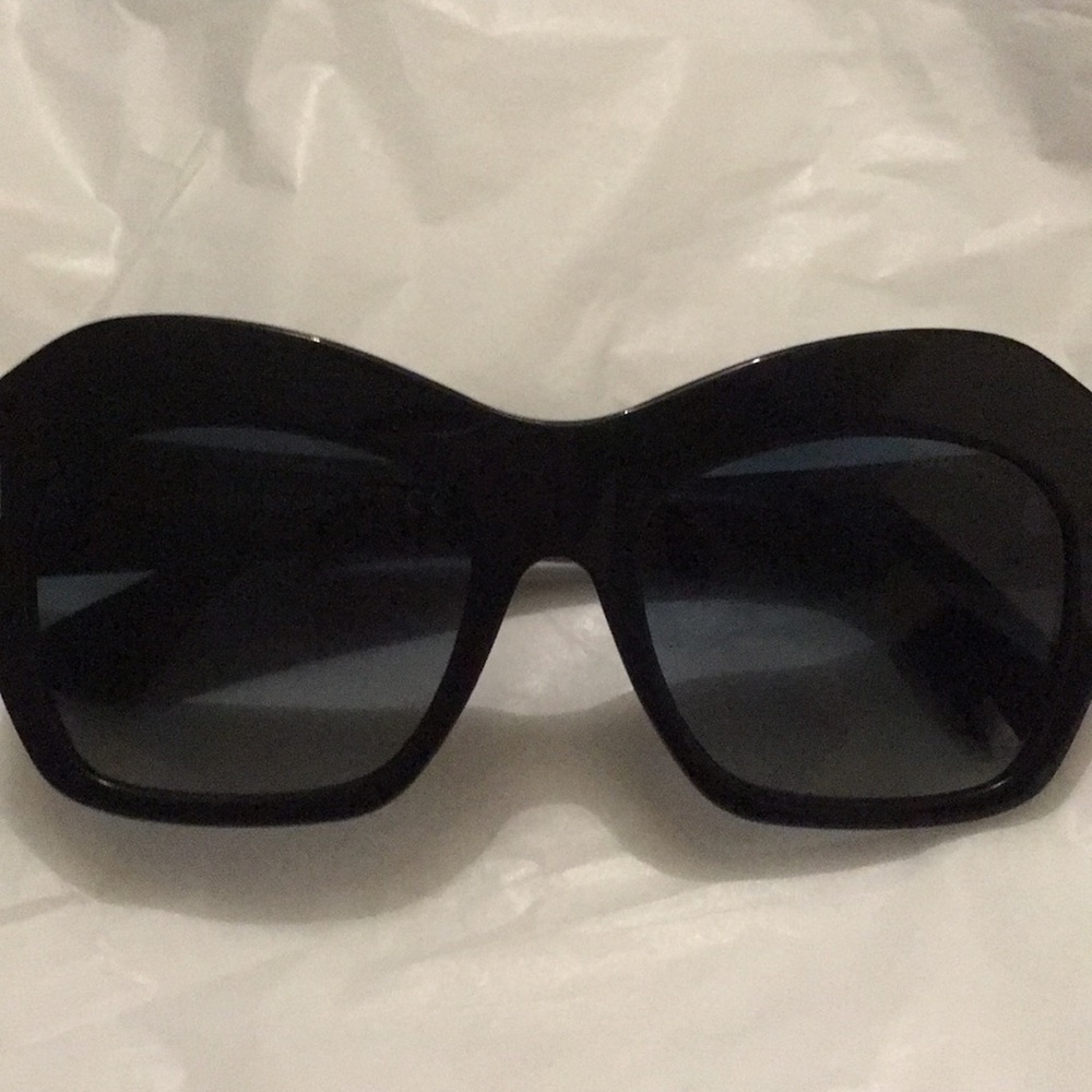Black Tom Ford sunglasses with free gift